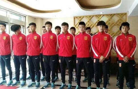 然而，电话亭容不下三位玩家躲藏，千钧一发之际，佐伊开启极限脑力模式打开出租车的车门，最后一秒逃过一劫